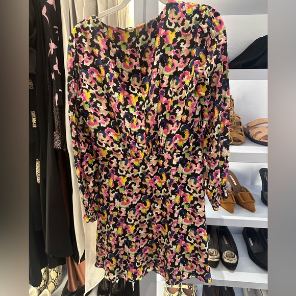 Chic, v neck Saloni dress. - Picture 2 of 3